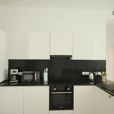 Modern 2-bedroom Located In An Exclusive Area דירה